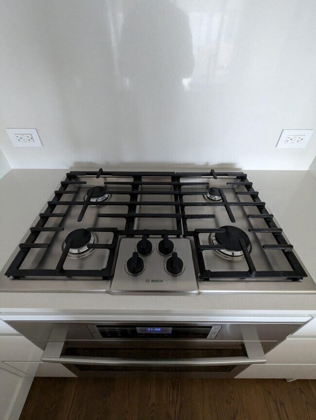 Building Photo - 99 Hudson St