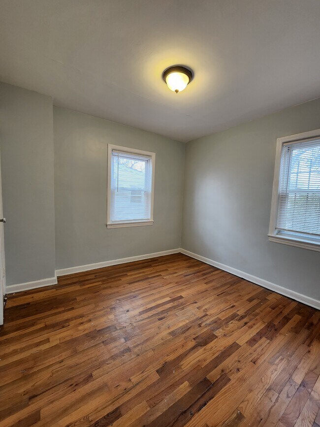 Building Photo - 364 Oakland St