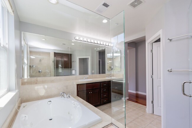 Building Photo - 3 Bed / 2.5 Bath beautiful end unit townhome with tons of upgrades. YouTube Tour!!