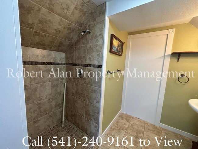 Building Photo - 916 SE Byers Ave