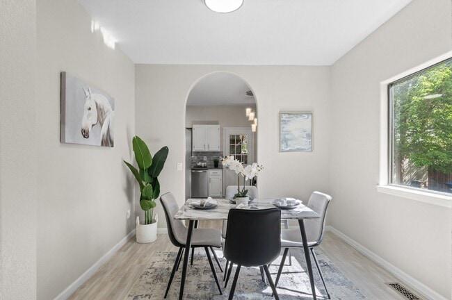 Building Photo - Contemporary Comfort Meets Convenience in ...