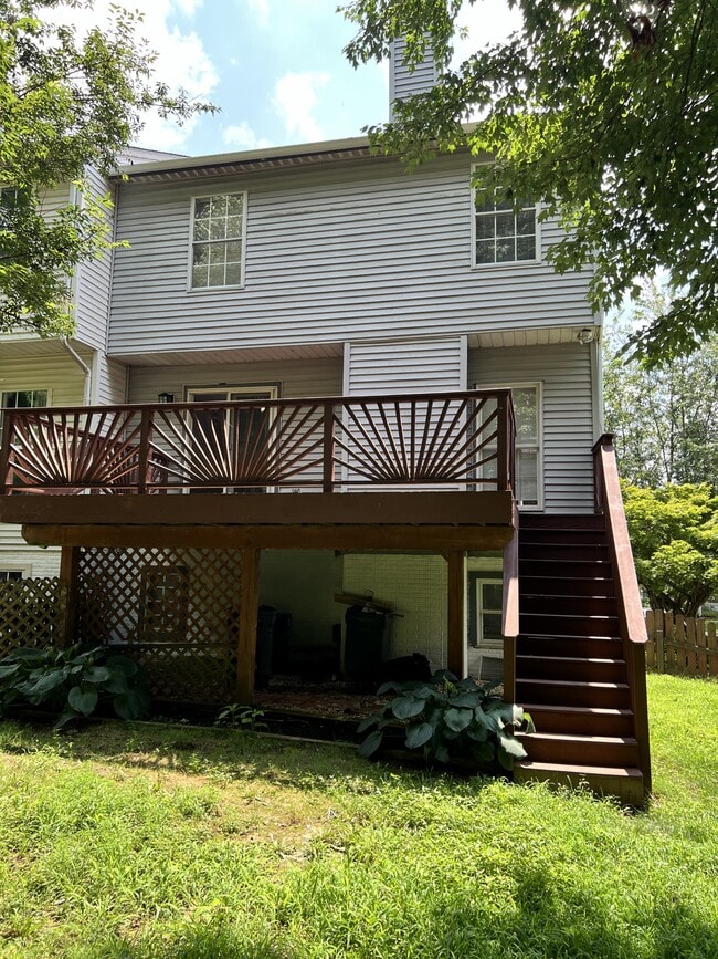 Building Photo - 733 Farnham Pl