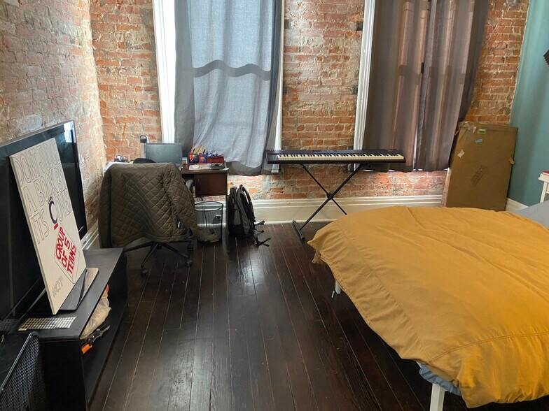 Building Photo - 256 Warner St