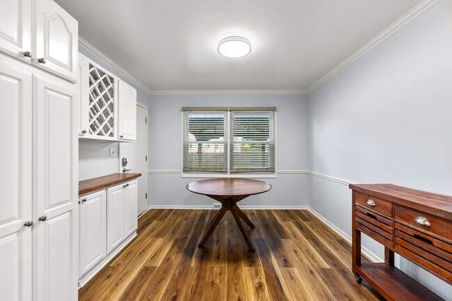 Building Photo - 1000 E Callero Cir
