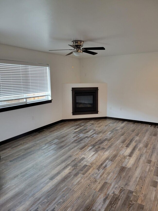 Building Photo - 3 Bedroom 2 1/2 Bathroom Townhouse- NEWLY BUILT-