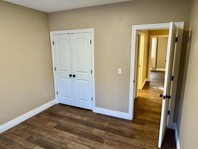 Building Photo - 2612 Eastview Dr