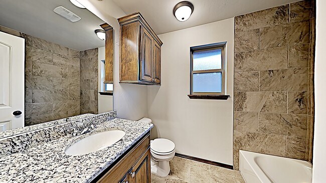 Building Photo - Beautiful 4 Bedroom Home in Mustang Schools!