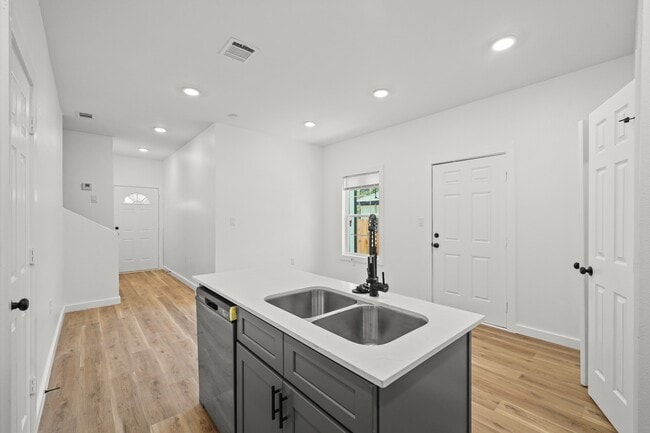 Building Photo - 1512 W Blum St