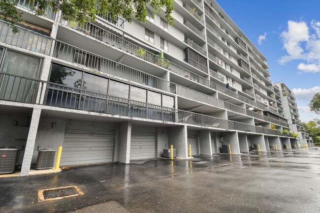 Building Photo - Charming 1 Bed, 2 Bath Condo in the Vibran...
