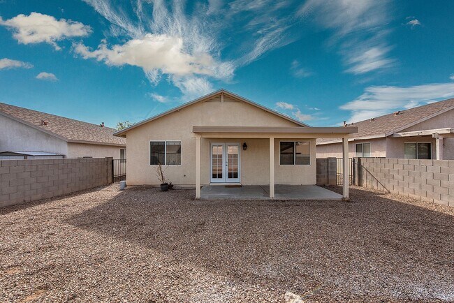 Building Photo - Well Located 3 Bedroom!