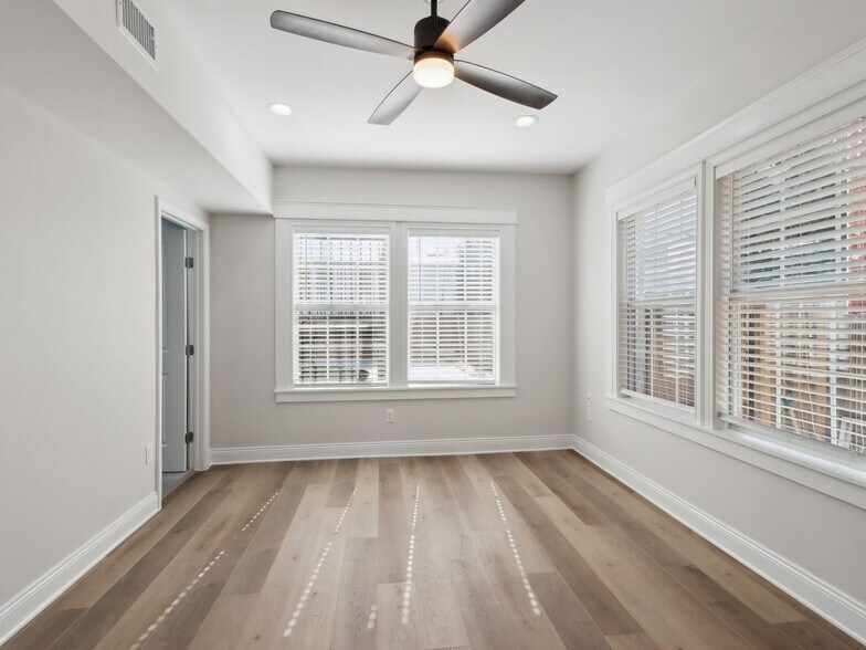 Building Photo - 1904 Calumet St