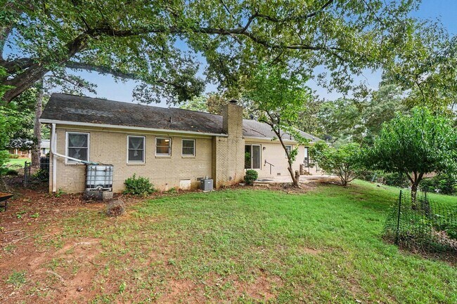 Building Photo - 290 University Cir