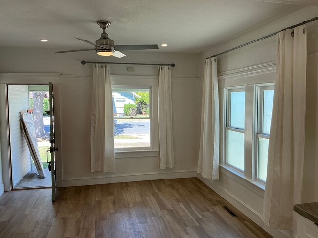Building Photo - Beautiful 4 Bedroom 2 Bath Home in Old Tow...