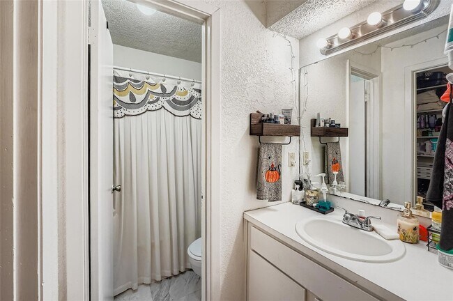 Building Photo - 7214 Salt Springs Dr