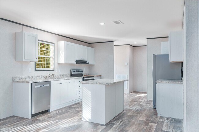 Building Photo - Huge 5 Bedroom 3 Bathroom Hastings Home Located w/ 1 Acre