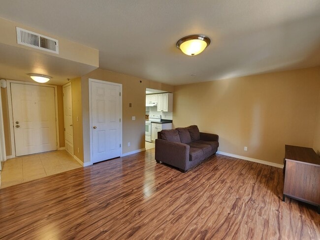 Building Photo - Downtown U of U gorgeous condo! THREE park...