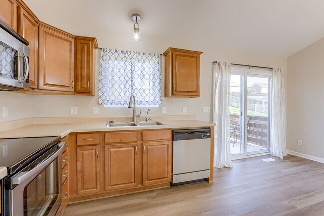 Building Photo - Bright & Spacious Elkhorn Home with Finish...