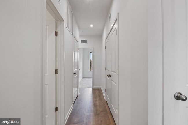 Building Photo - 20935 Bluebird Sq