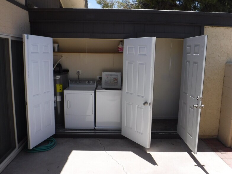 Building Photo - 712 N Santa Barbara #16