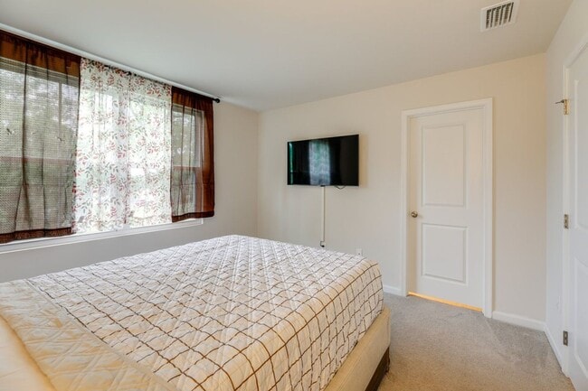 Building Photo - 6262 Pebblebrook Dr