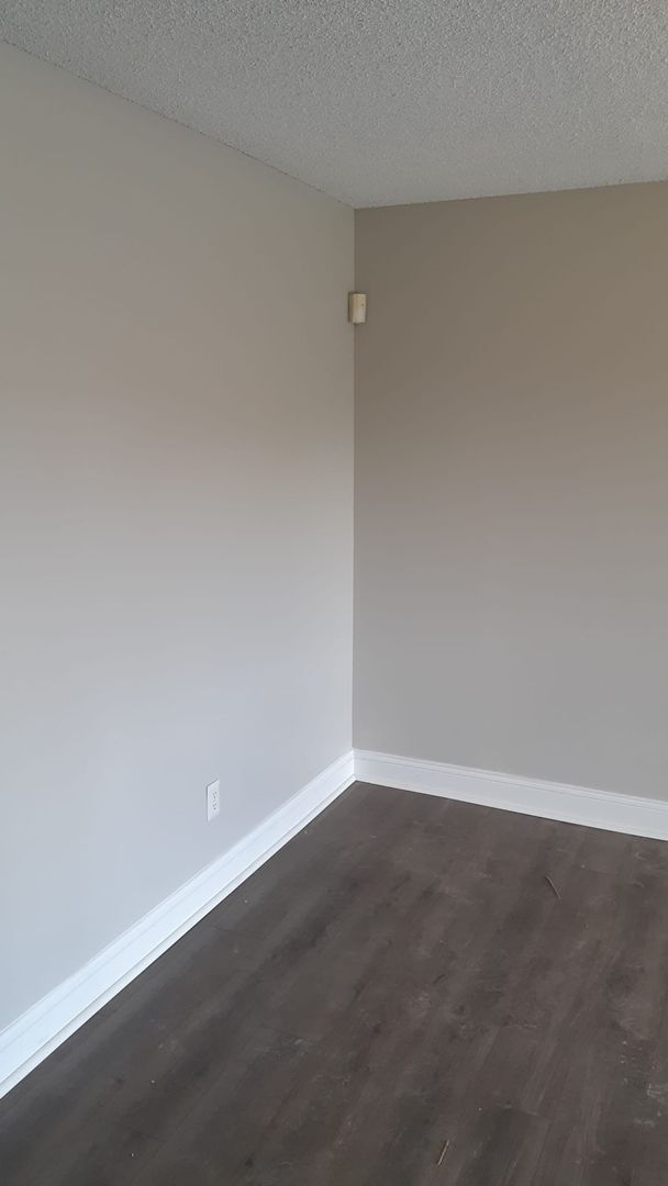 Building Photo - Great 2/2 condo in Pershing point Lake view  with updated Flooring