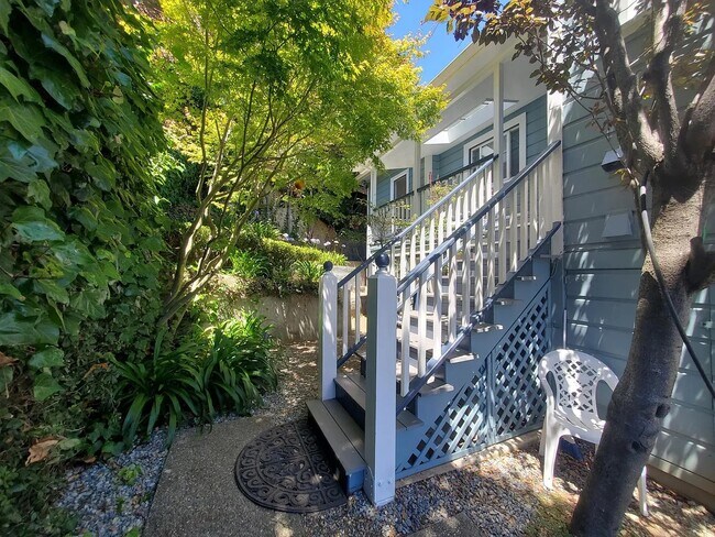 Private Secluded Garden Entrance - 31 Princess Ln