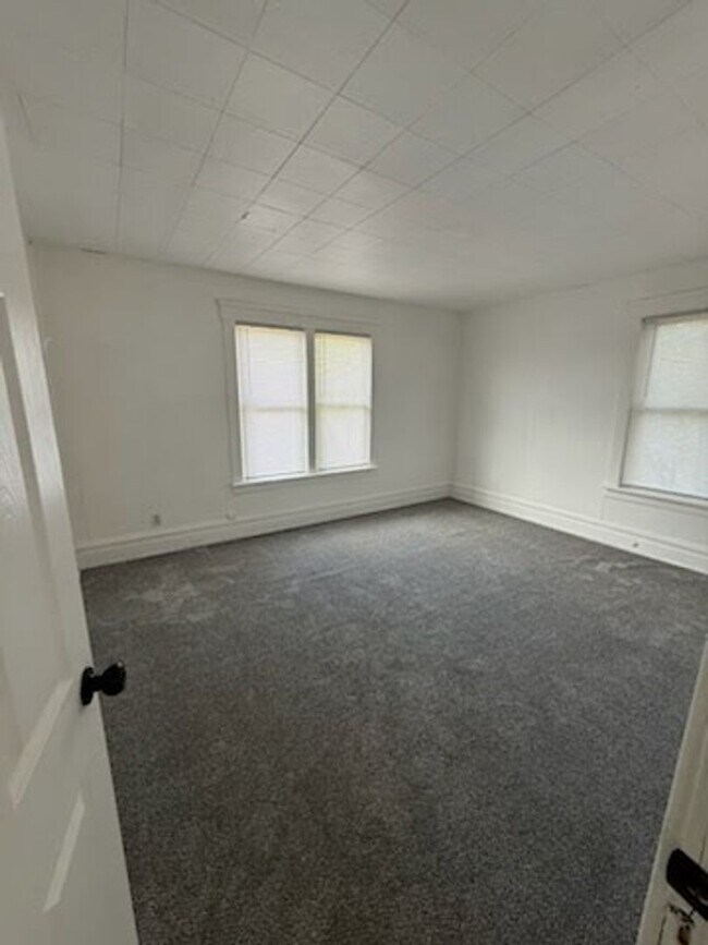 Building Photo - 401 N 5th St