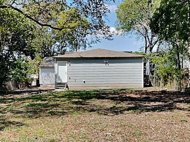 Building Photo - 1330 Marfa Ave