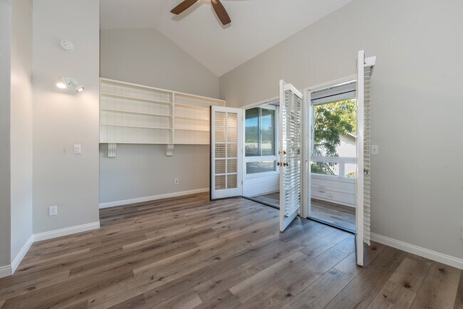 Building Photo - Spacious Downtown 2 bed/ 2.5 bath Condo - 2 blocks from Cottage!