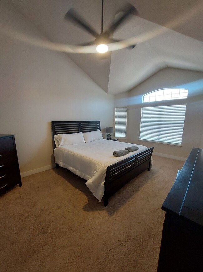 Building Photo - 4 BEDROOM 2 BATHROOM HOME 3 CAR GARAGE HOM...