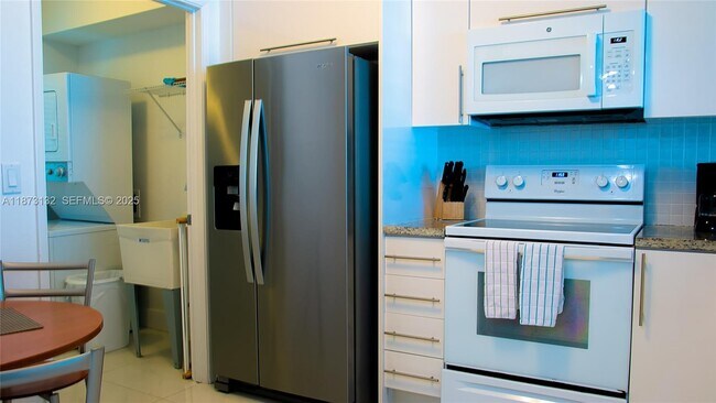 Building Photo - 18100 N Bay Rd