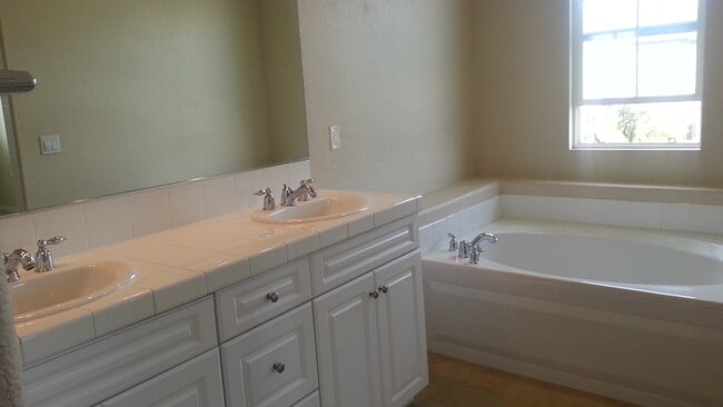 Building Photo - 333 Kiawah River Dr