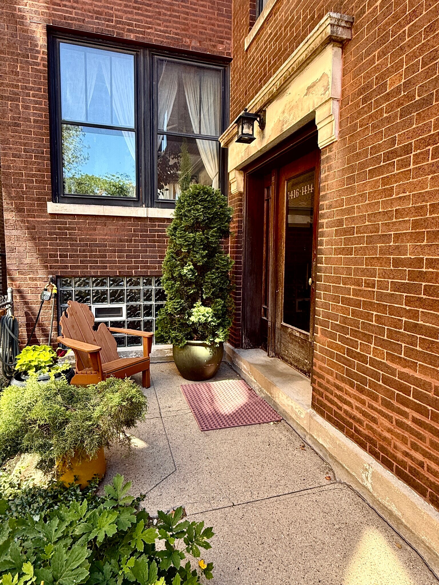 Entryway - 1414 W Farragut Ave