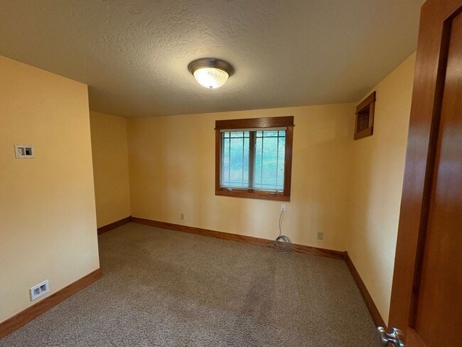 Building Photo - 631 W Crestline Dr