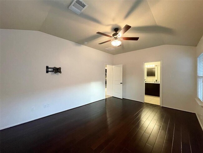 Building Photo - 807 Alamo Plaza Dr
