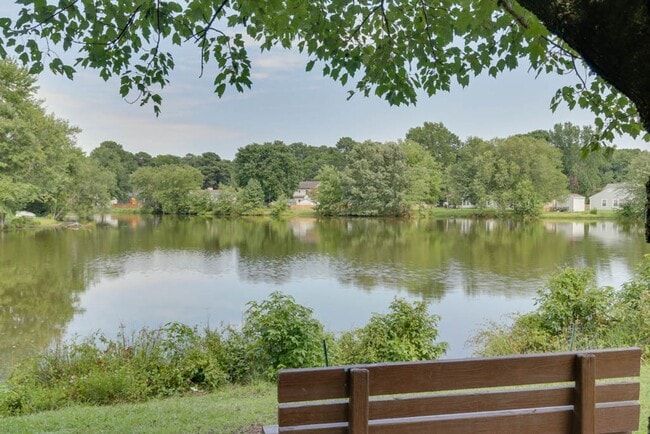 Building Photo - Updated 3-Bedroom Yorktown Townhouse with Private Yard and Community Amenities