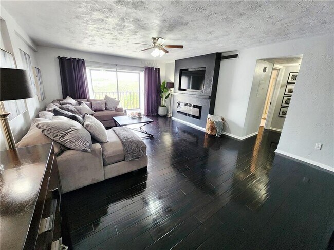 Building Photo - 4651 1st St NE