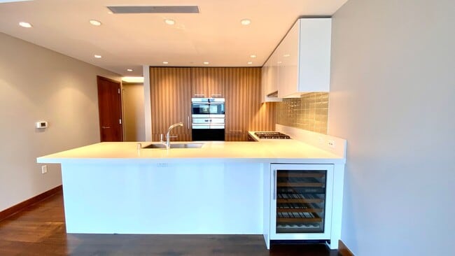 Building Photo - Lowest Priced 2-Bed Unit in ONE Ala Moana!!! PENTHOUSE 2 BED/2BATH with Ocean & Mountain Views!