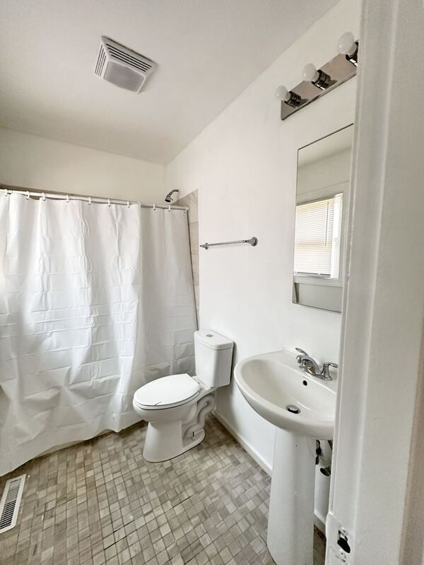 Building Photo - 1270 Peach Tree Dr