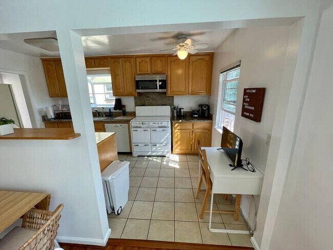 Building Photo - 240 Hampton Dr