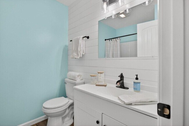 Building Photo - 135 Swallow Dr
