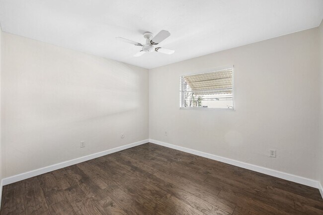 Building Photo - 2 Bedroom 2 bath Pool Home in Naples park
