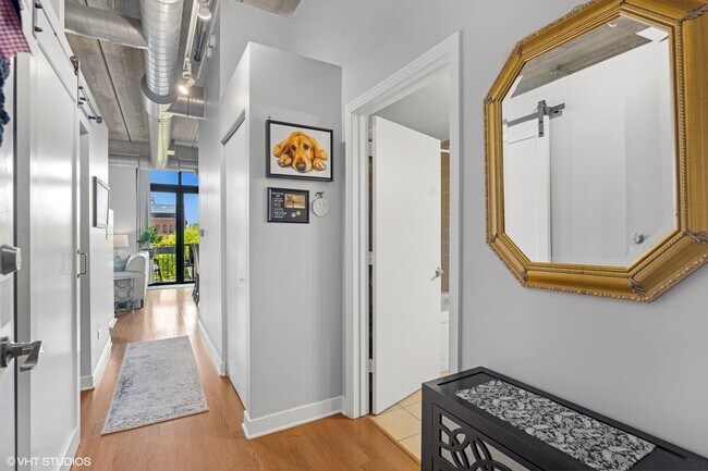 Building Photo - 811 W 15th Pl