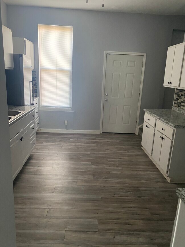 Building Photo - 3209 Iowa Ave