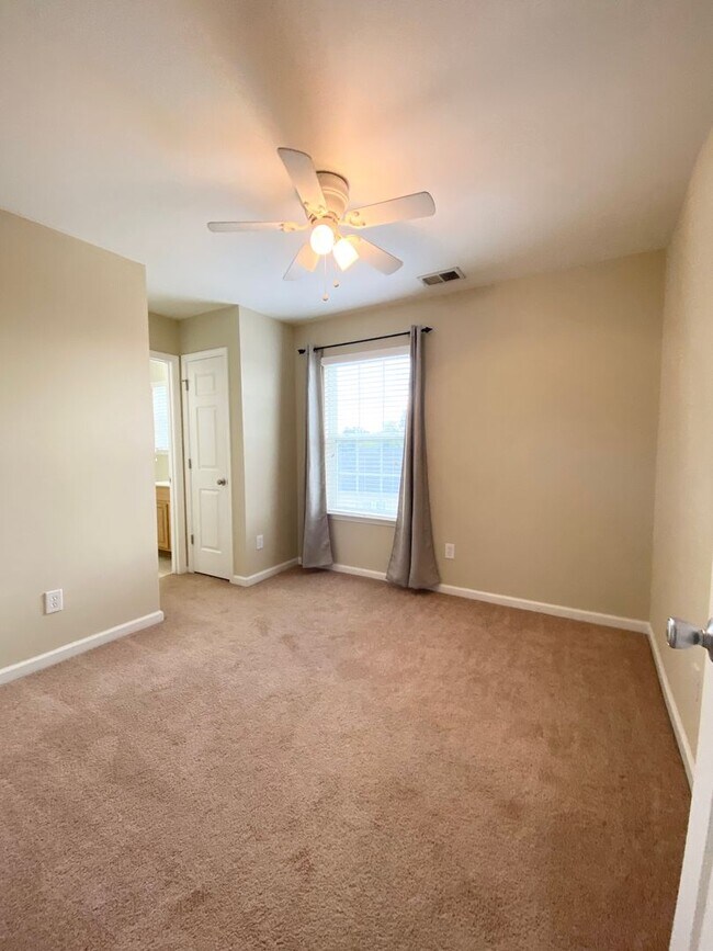 Building Photo - Beautiful 3 Bed 2.5 Bath House