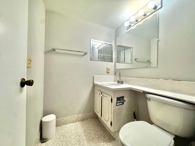 Building Photo - 3 Ventnor Dr