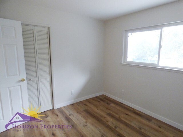 Building Photo - 4000-4002 Earnscliff Ave