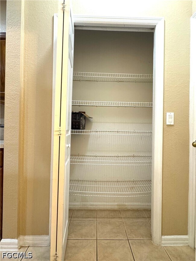 Building Photo - 117 Shadow Lakes Dr