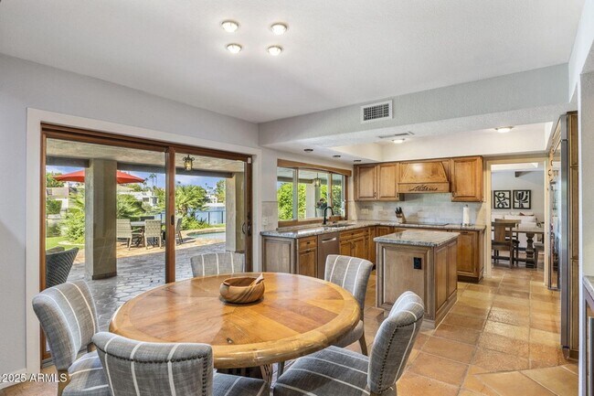 Building Photo - 7620 E Vía Del Placito