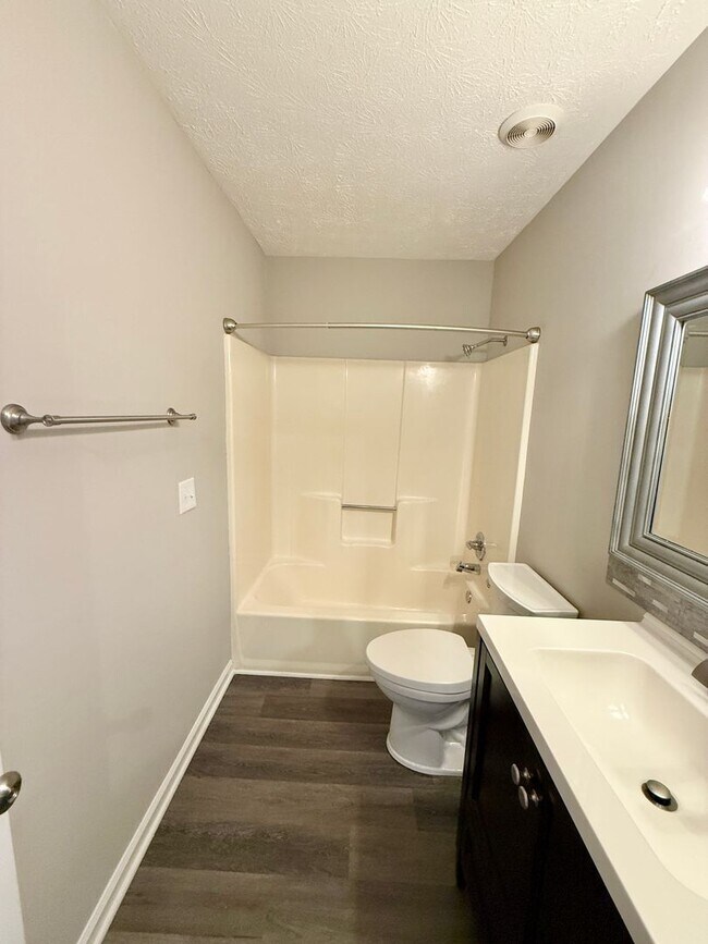 Building Photo - Awesome 2 Bed 1.5 Bath Condo in Hermitage ...